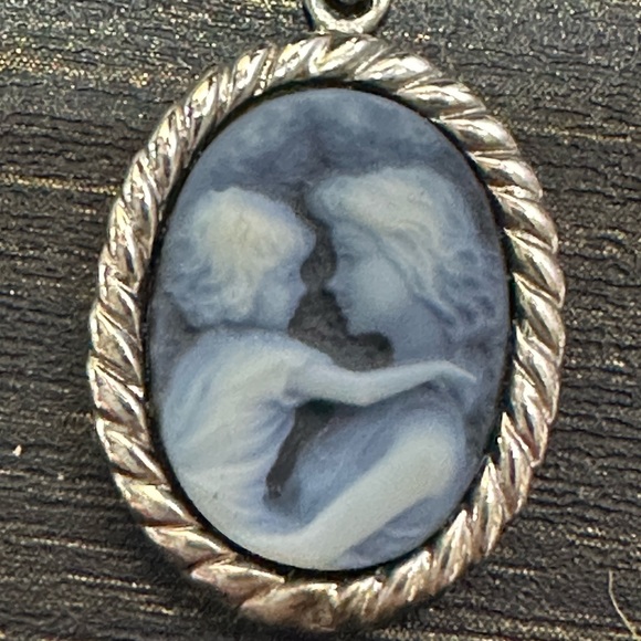 Jewelry - Elegant Silver Cameo Mother and Child Pendant Necklace